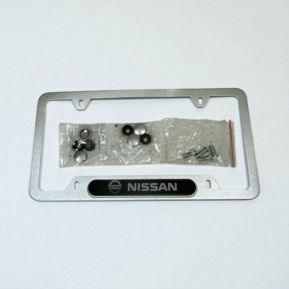 Marco de matrícula cromado Nissan Foto 2 de 2