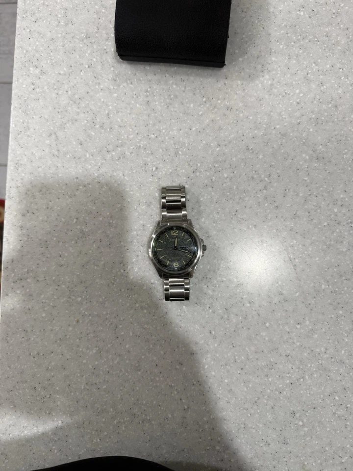 Reloj deportivo Citizen Eco-Drive para hombre calendario esfera brújula verde 44 mm AW0110-58X Foto 2 de 4