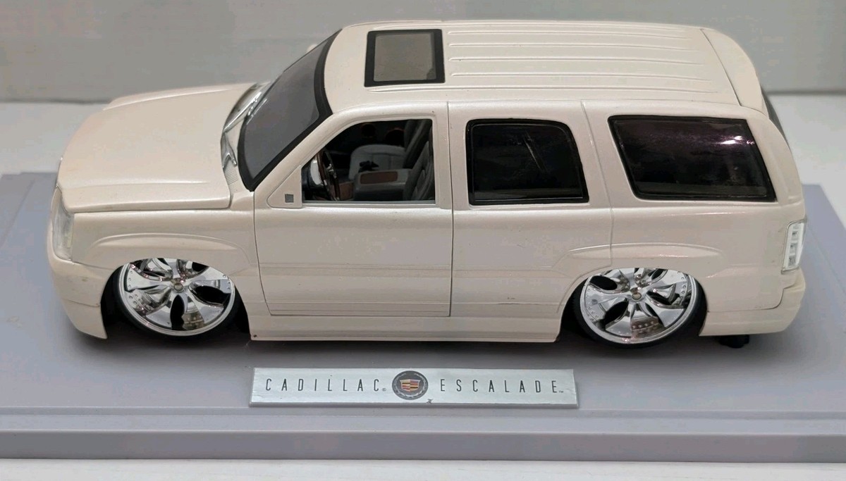 JADA TOYS DUB CITY 2002 CADILLAC ESCALADE WHITE 1:18 DIECAST