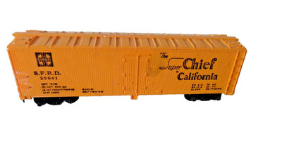 S.F.R.D.   Santa Fe Chief of California 25843 Ho Reefer /Kadee Couplers  -Used