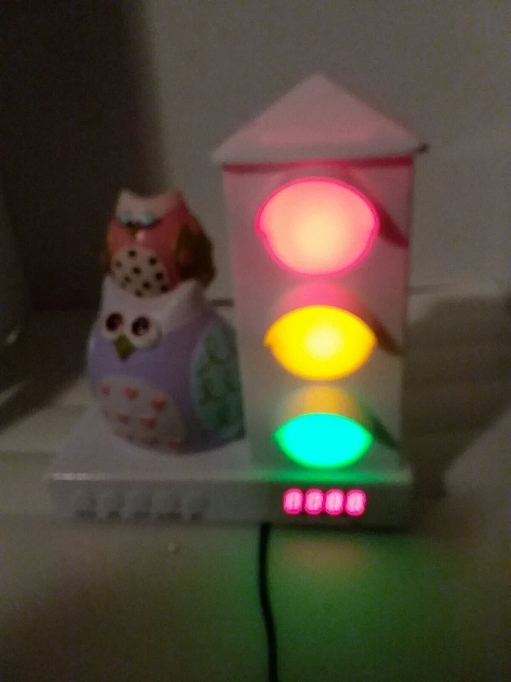 Reloj despertador con luces y búhos no funciona  Foto 2 de 4