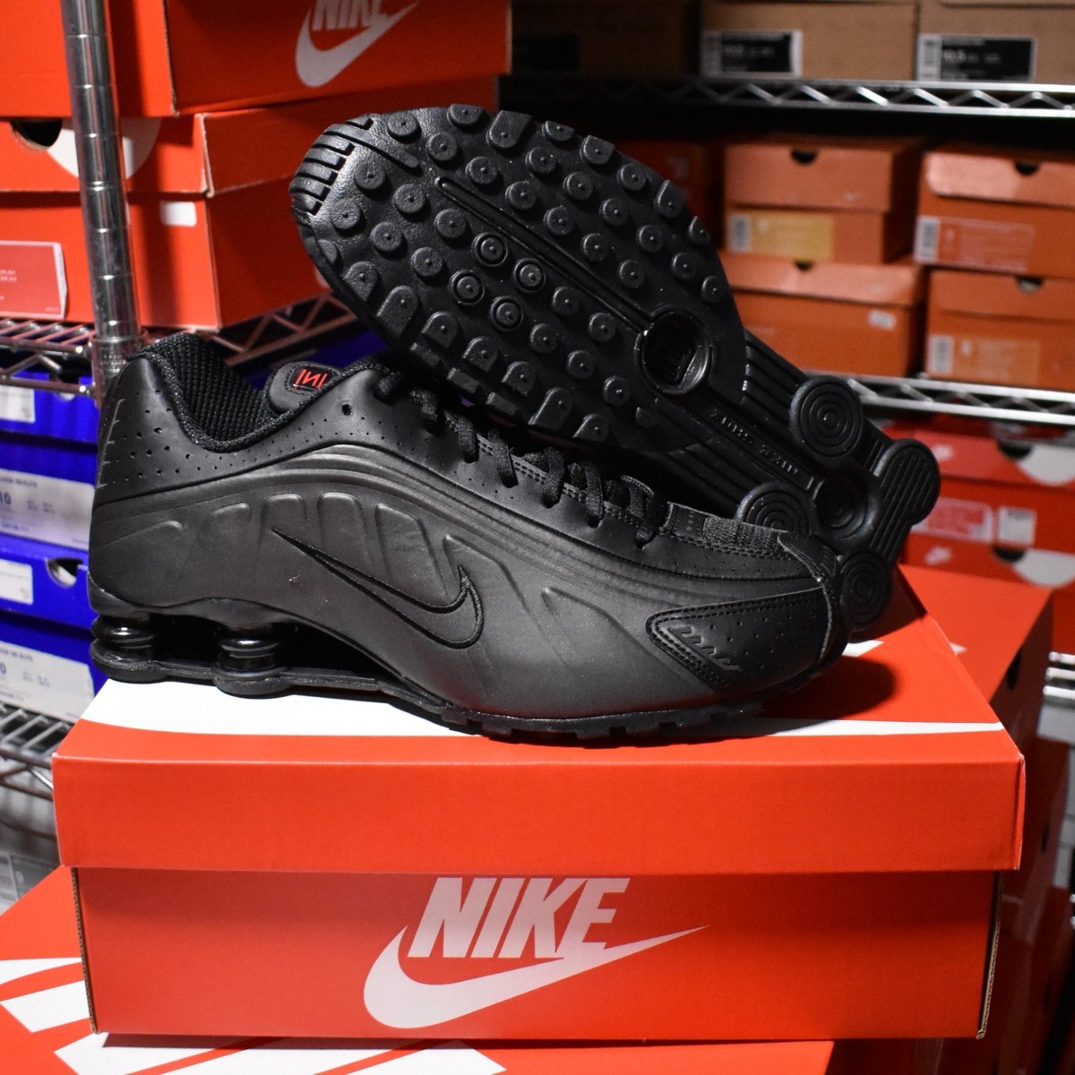 NWT Nike Shox R4 Triple Black Sneakers Men's 10.5 HQ1988-001 Shoes