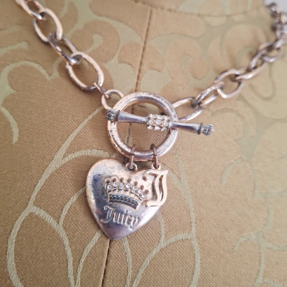 Gargantilla Y2K Juicy Couture Corazón Corona Dije Palanca Cadena Collar Tono Plata De Colección Foto 2 de 4