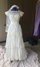 Vintage White Lace Wedding Dress with Veil, Floral Embroidery, Size 2 - 4