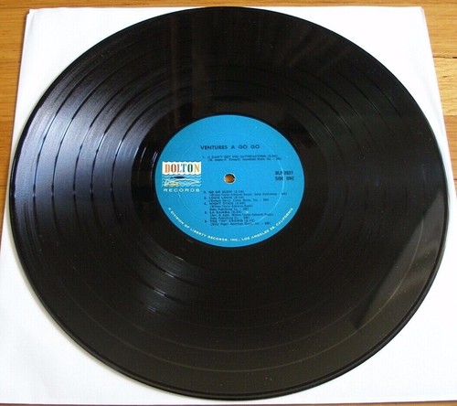 The Ventures 1965 Dolton mOnO LP "The Ventures 'A Go-Go" with Bonus LP Ad Insert - Imagen 3 de 9