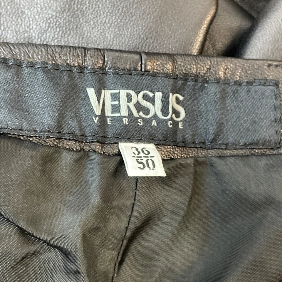Calça feminina de couro preta Versus Versace tamanho 36/50 - Imagem 4 de 4