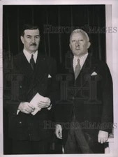 1935 Press Photo Gustavus D. Pope And Ernest J. Swift Pay Tribute