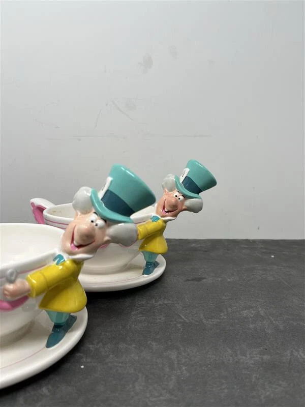 Juego de 2 tazas de té y platillos de cerámica TreasureCraft Disney Sombrerero Loco Foto 3 de 4
