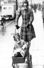 WW2 PICTURE PHOTO US LONDON MOTHER AND CHILDREN WITH MASK 6950