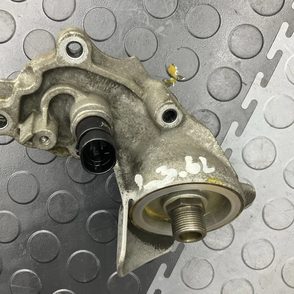 CADILLAC SRX 2011-2016 3,6 L motor filtro aceite adaptador carcasa OEM Foto 4 de 4