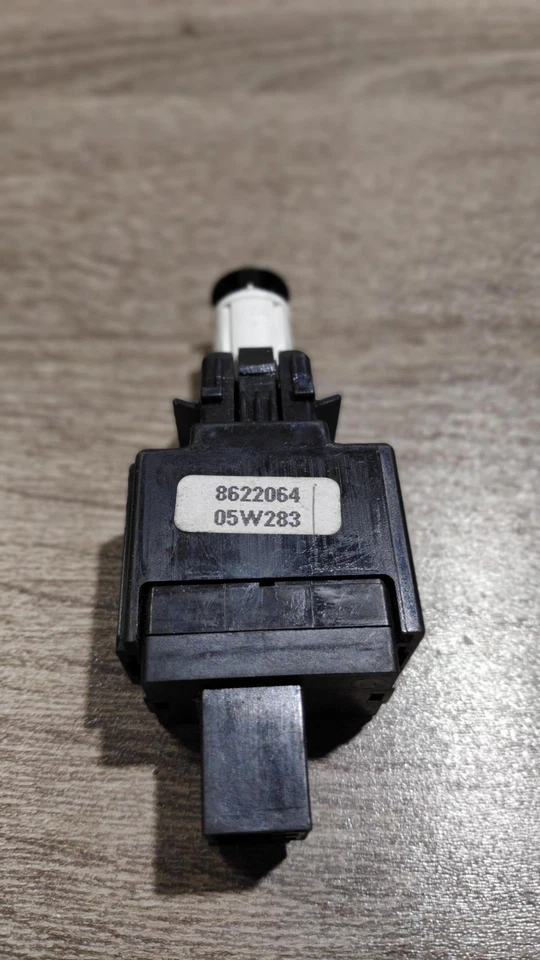 8622064 05W283  Brake pedal sensor switch Fits for Volvo XC90 - Image 3 of 3