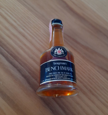 ca 400  /L Seagram's Benchmark Bourbon 47,31ml, 43%Vol.Alk Miniatur Rarität