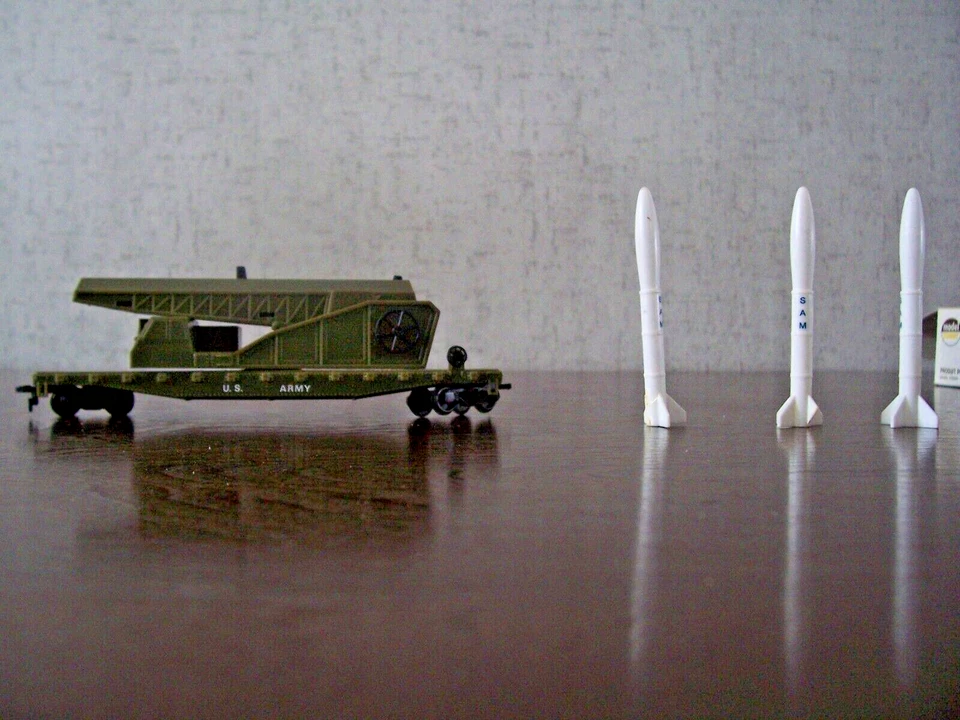 HO Model Power Military 9180 Flat Car w/ Launcher & 3 SAM Missiles. Includes Box - Image 3 of 4