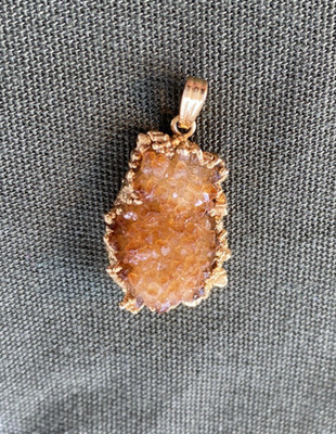 Citrin Mineral Cluster mit goldfarbenem verkrustetem Rand Anhänger
