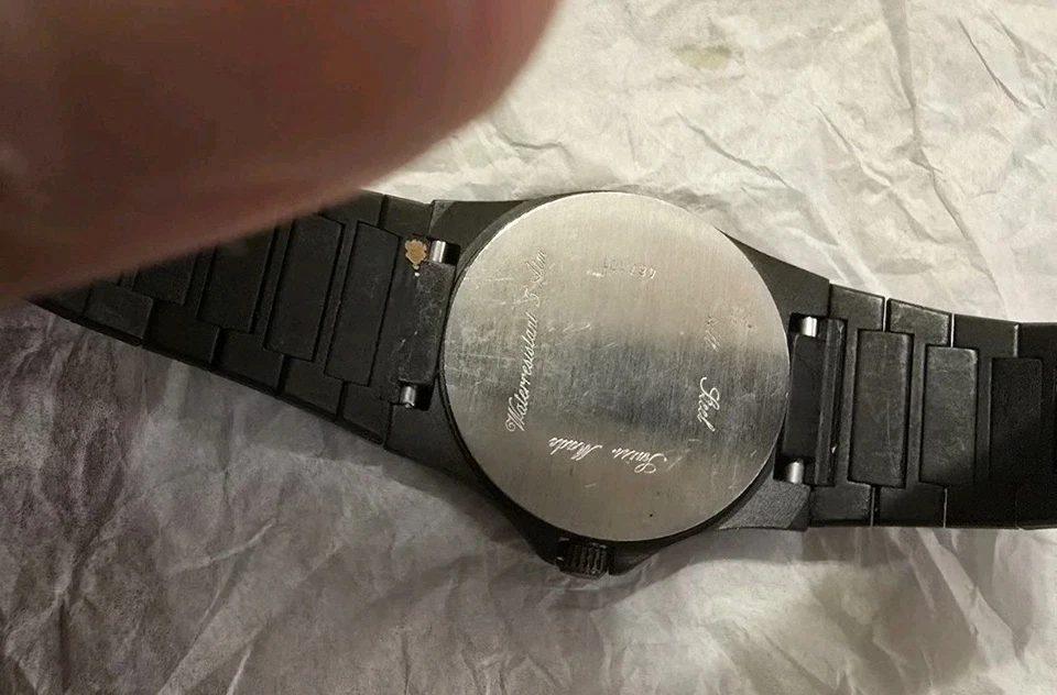 Reloj de cuarzo movimiento suizo LVMH FRED Paris negro años 80 para dama Foto 3 de 4