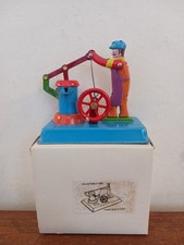 VINTAGE TIN COLLECTABLE TOY HAND WORKING BY MOVING THE WILL