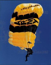 Press Photo A U.S. paratrooper during parachute training - lra47012