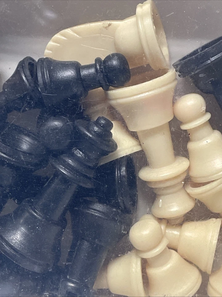 Mini piezas de ajedrez de plástico de repuesto negro/blanco roto 32 piezas *NUEVO EN PLÁSTICO Foto 3 de 4