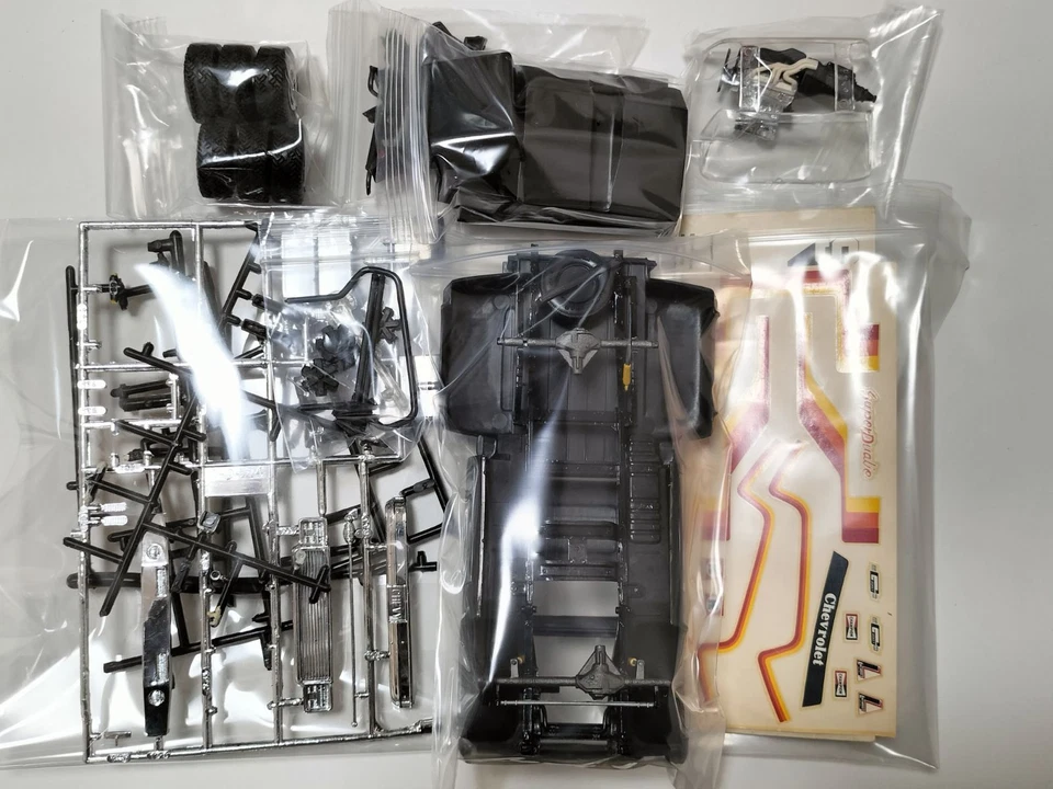 MPC Super Dualie Six Wheeled Chevy Pickup 1/25 Scale No. 1-0824 2503TY - Image 4 of 4