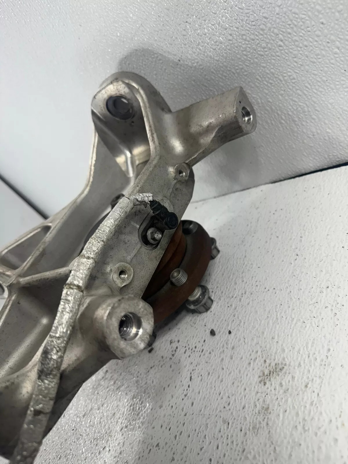 2016-2021 MCLAREN 570S OEM FRONT RIGHT WHEEL SPINDLE BEARING HUB 13B1203CP