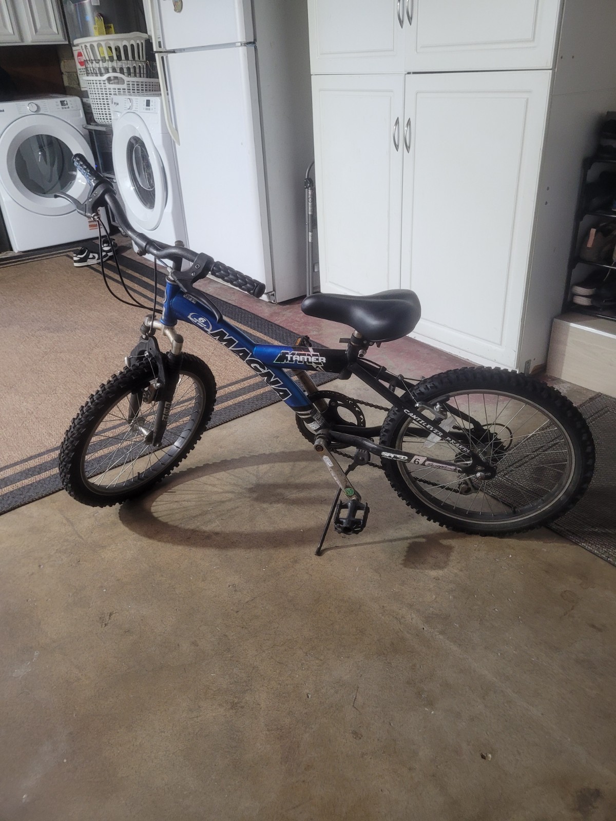 Magna Throttle Boys 20" Bike Blue Black 6 Speed Front Suspension