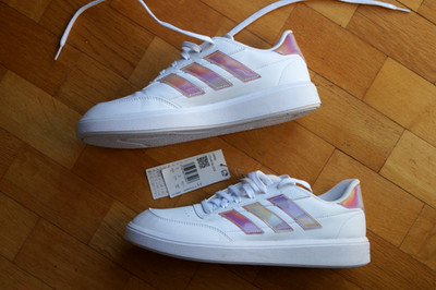 Coole Sneaker '' adidas ''  Courtblock weiß irisierende Streifen Gr. 43 1/3 NEU