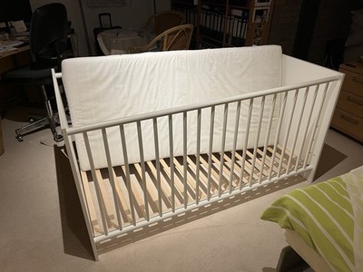 Kinderbett 140x70 Lattenrost, Rausfallschutz, Vollholz, Weiß - mit Kokuskernm.