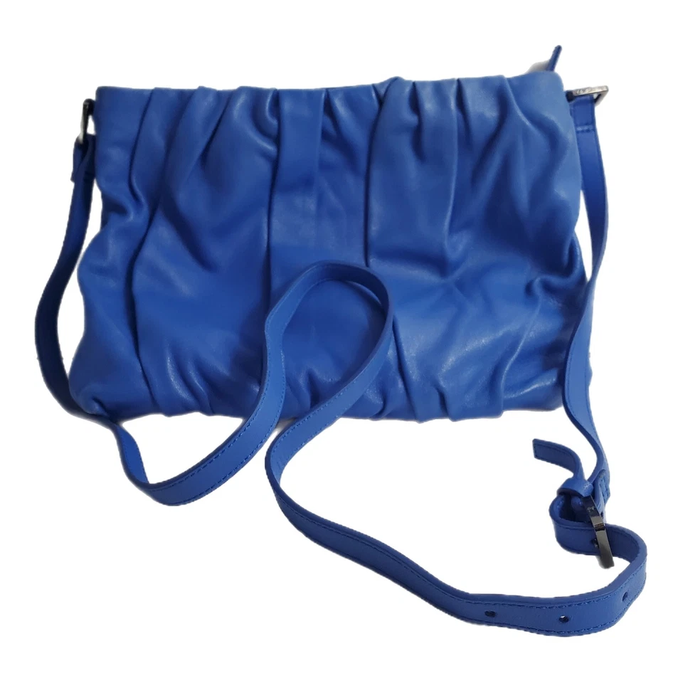 Bolsa tiracolo Halston Heritage Elsa safira franzida couro azul cobalto - Imagem 2 de 4
