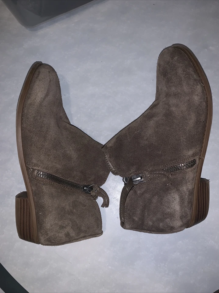 Botinhas femininas GB de couro superior marrom com zíper duplo tamanho 4M - Imagem 3 de 4