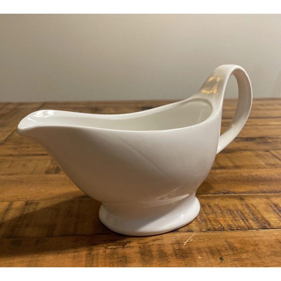 10 Strawberry Street Gravy Boat White Porcelain Sauce Bowl Boat - Image 3 of 4
