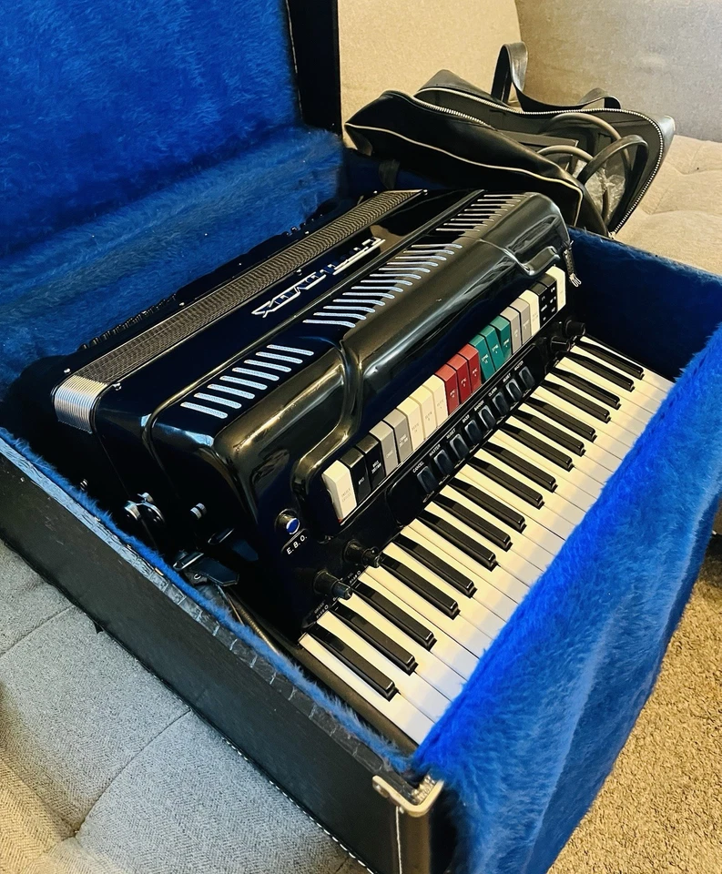 Клавиши уровня аккордеона и неповрежденные мехи Cordovox модель 210 - хорошее состояние товара - Изображение 2 из 4