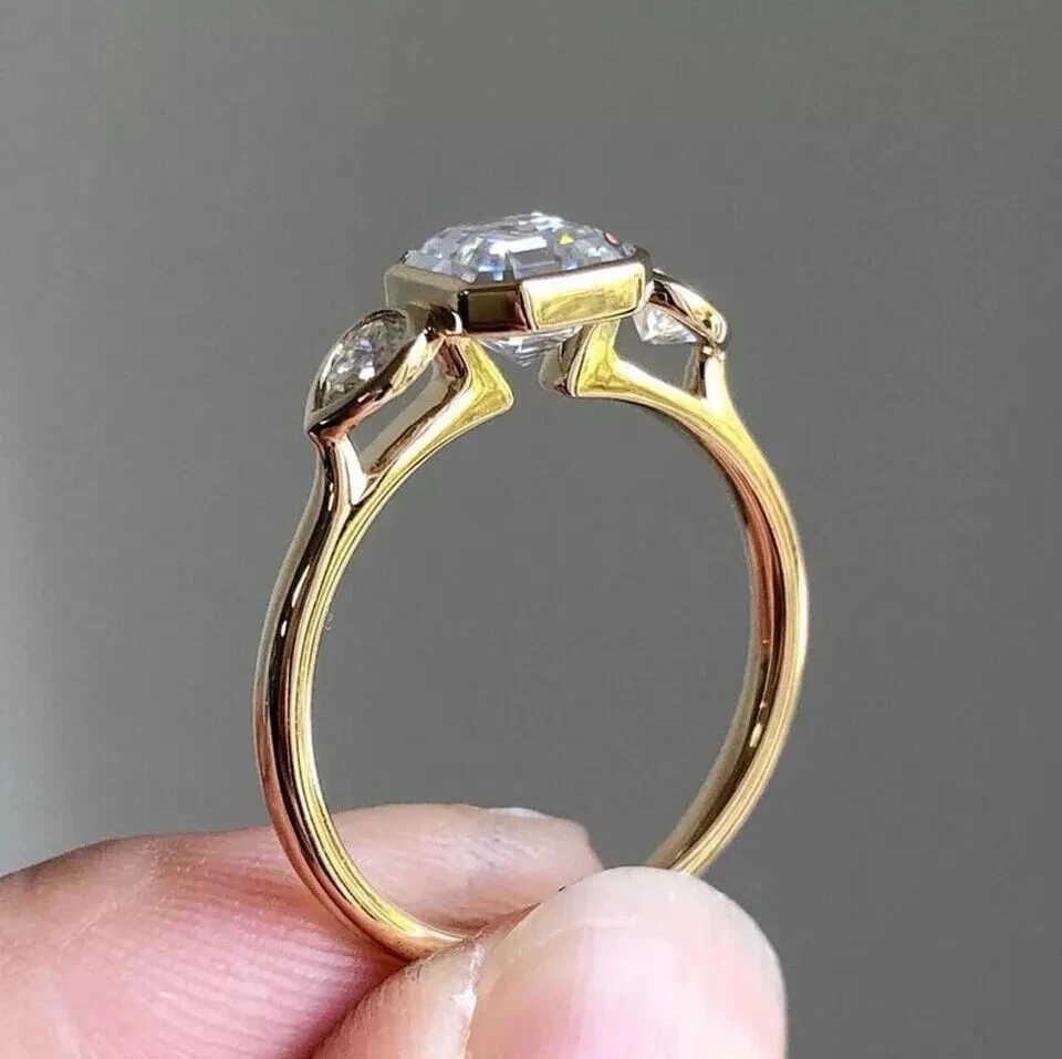 Anillo de tres piedras de diamantes cultivados en laboratorio con corte de pera y Asscher de 1,30 quilates de oro amarillo de 14 kt Foto 2 de 4