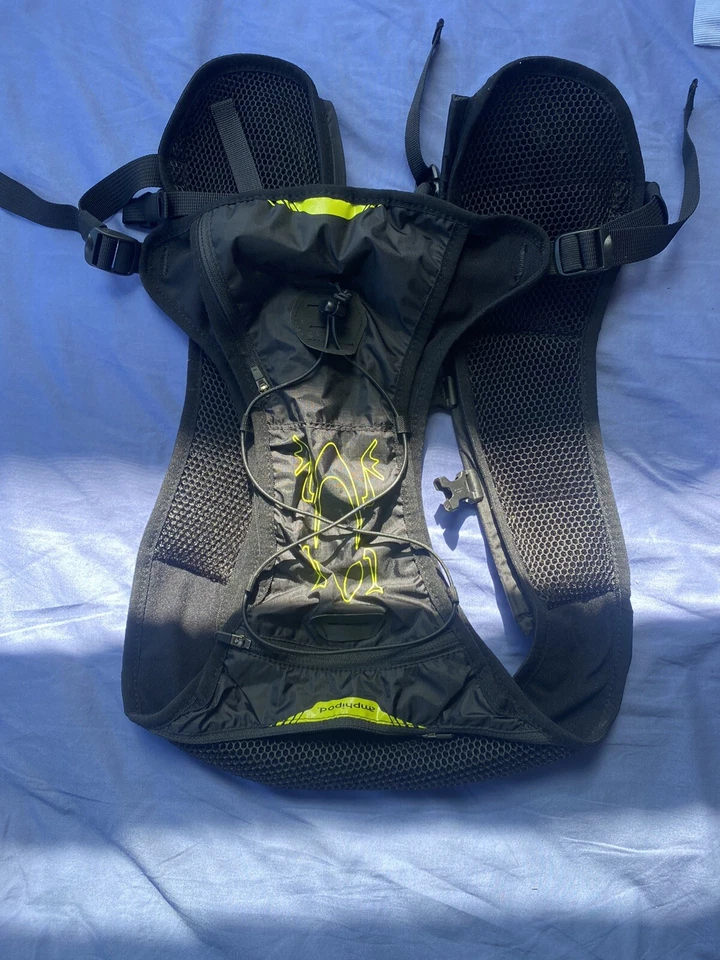 Amphipod Purerun Freeform Soft-Tech Hydration Vest Black Trail Running w/Bottle! - Image 4 of 4