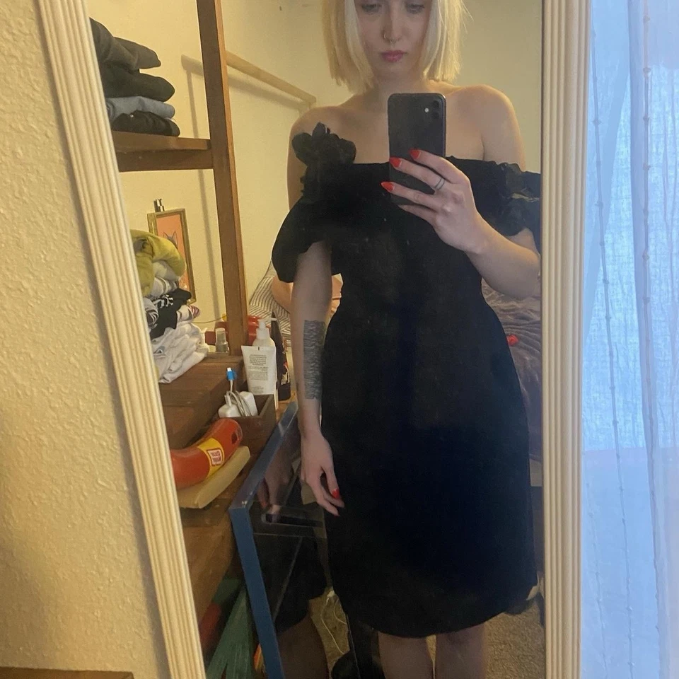 Vestido de terciopelo negro con hombros descubiertos Nina Ricci Paris años 80 de colección Foto 4 de 4