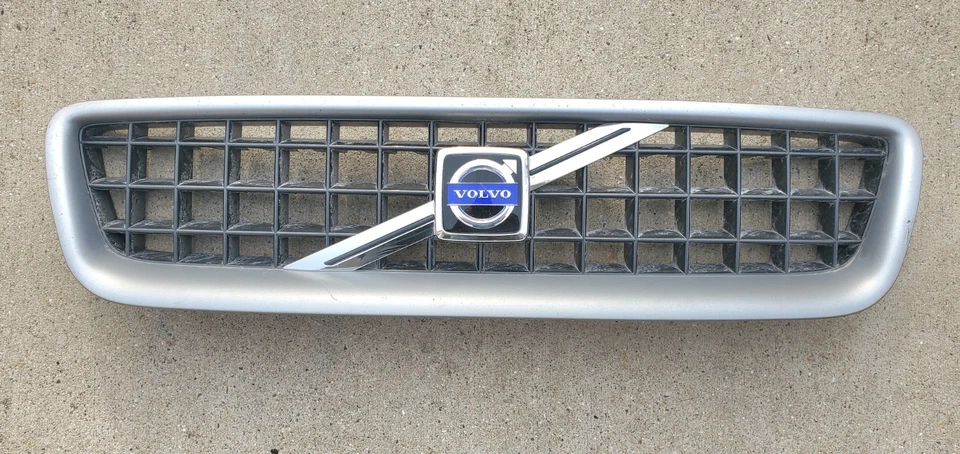 Used S60R V70R Front Upper Grill 8659018 Volvo 04 05 06 07 2004 2005 2006 2007 - Image 1 of 4