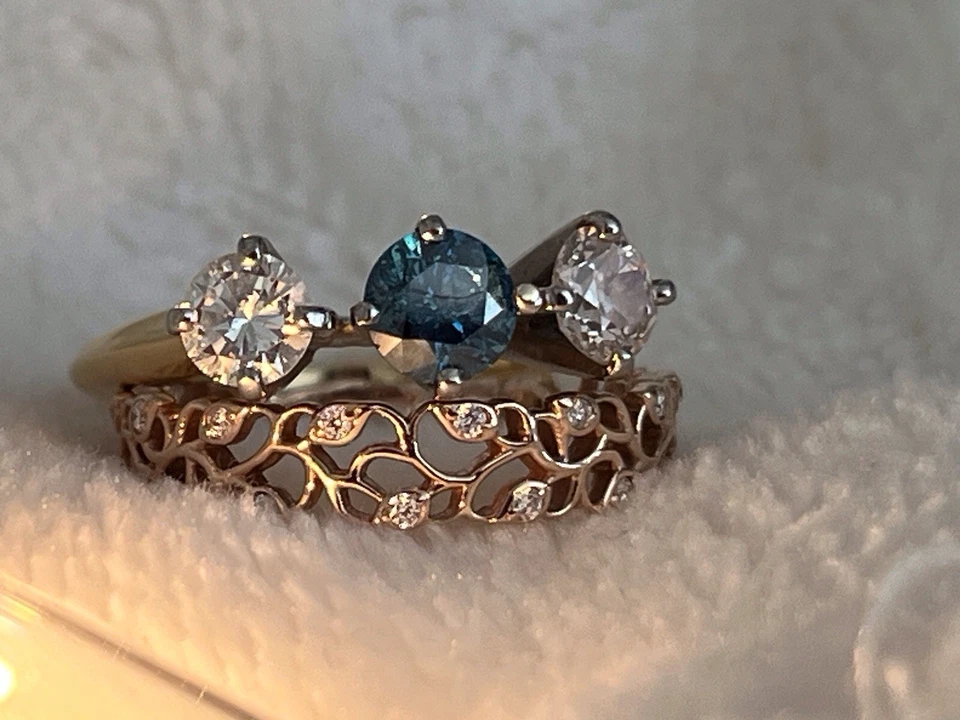 Anillo de diamantes azules Jabel Past Present Future banda de oro rosa con diamantes Foto 4 de 4