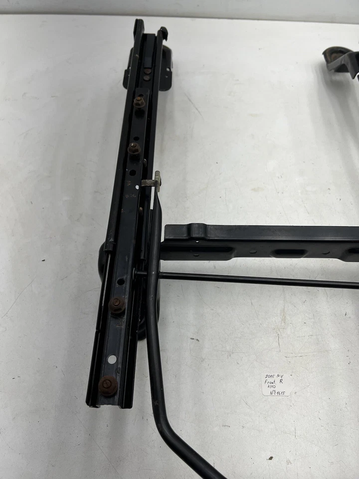 Cuadro asiento delantero derecho Nissan NV 2500 2012-2019 riel de oruga OEM. Foto 4 de 4