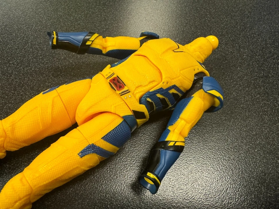 Marvel Legends escala 6" Deadpool 3 (corpo de Wolverine amarelo azul) perfeito estado 1/12 Hasbro - Imagem 4 de 4