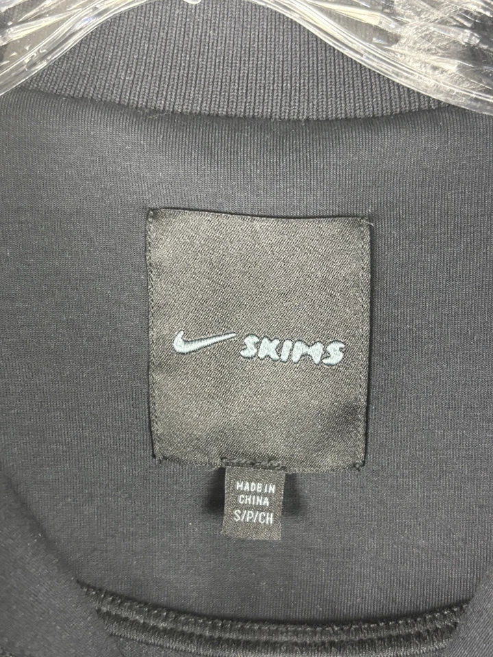 Chaqueta de Pista Nike X SKIMS Para Mujer Pequeña Negra Mate Tricot Rendimiento De Gran Tamaño Foto 3 de 4