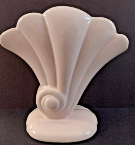 Red Wing Pottery - "FAN SHELL" Vase 899 USA Pink & Cream  7.5 x 7.5 in / {USED}