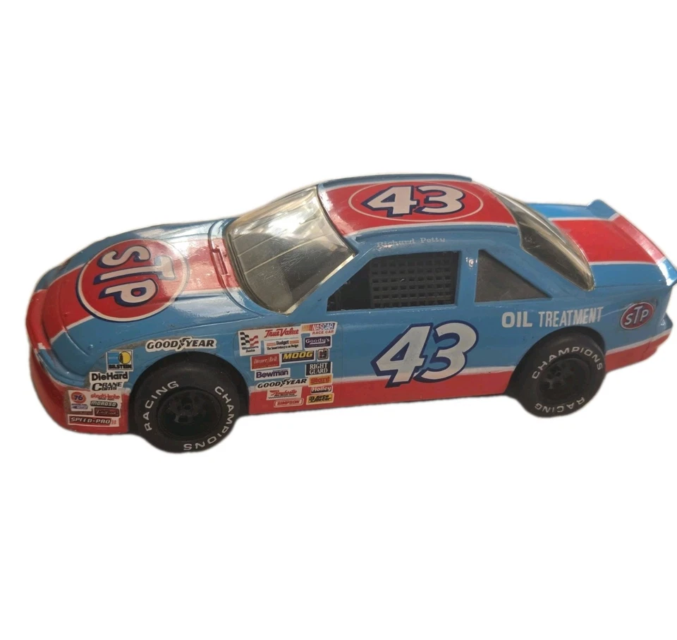 Vintage 1991 Racing Champions 1/24 Richard Petty #43 STP Pontiac Grand Prix Car - Image 2 of 4