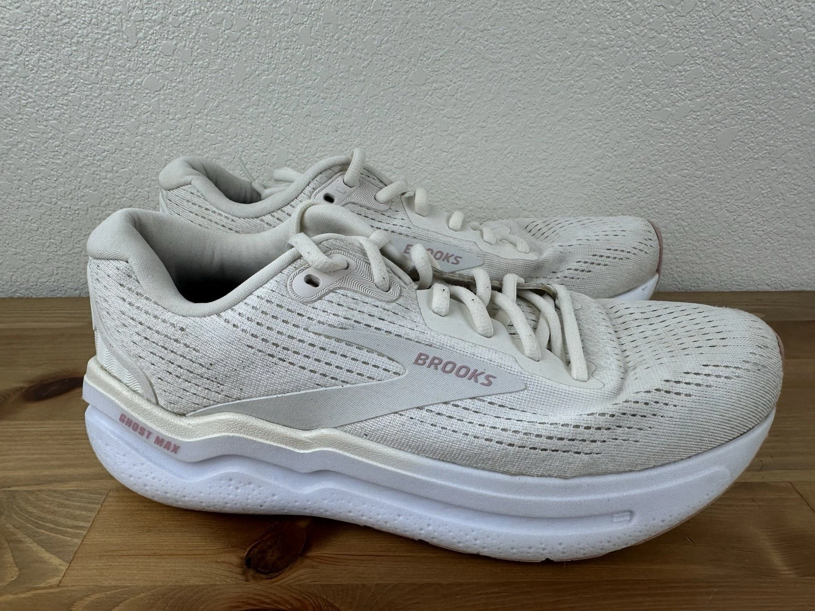Brooks Ghost Max 2 Shoes Womens 9 B Beige Pink Athletic Running Walking Sneakers