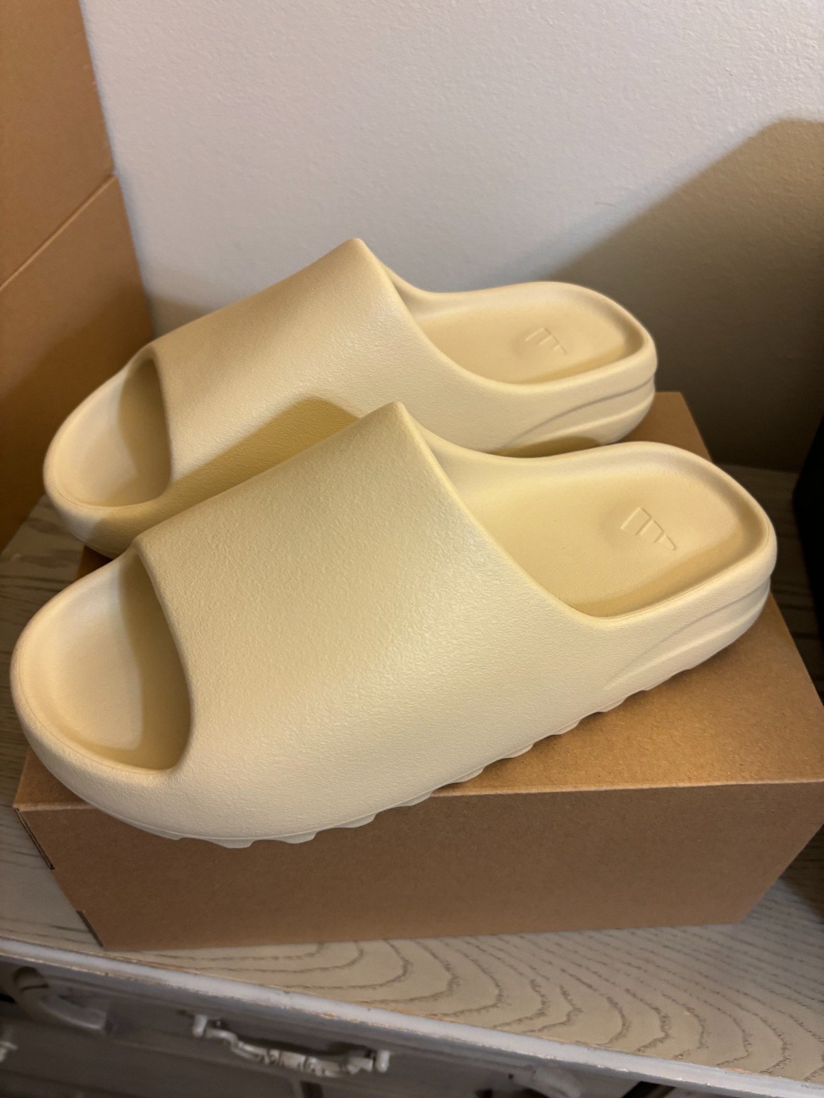 YEEZY SLIDE FZ5897 SIZE 10 thumbnail 3