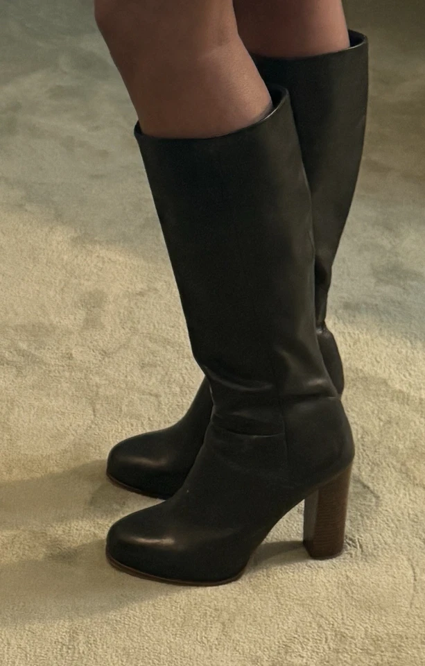 Botas altas Vince Camuto de cuero negras para mujer 10M/40 – madera apilada Foto 2 de 4