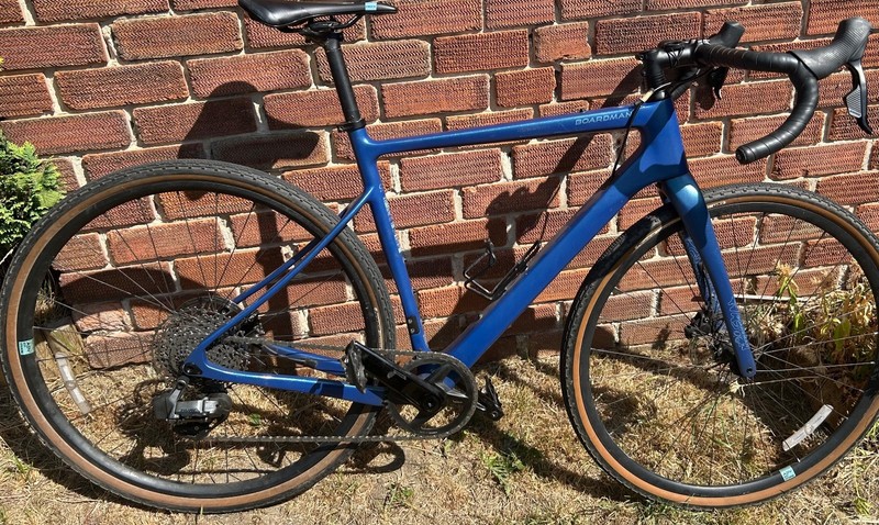 Boardman ADV 9.4 carbon gravel bike (medium) 2022 model. Electronic shifters.