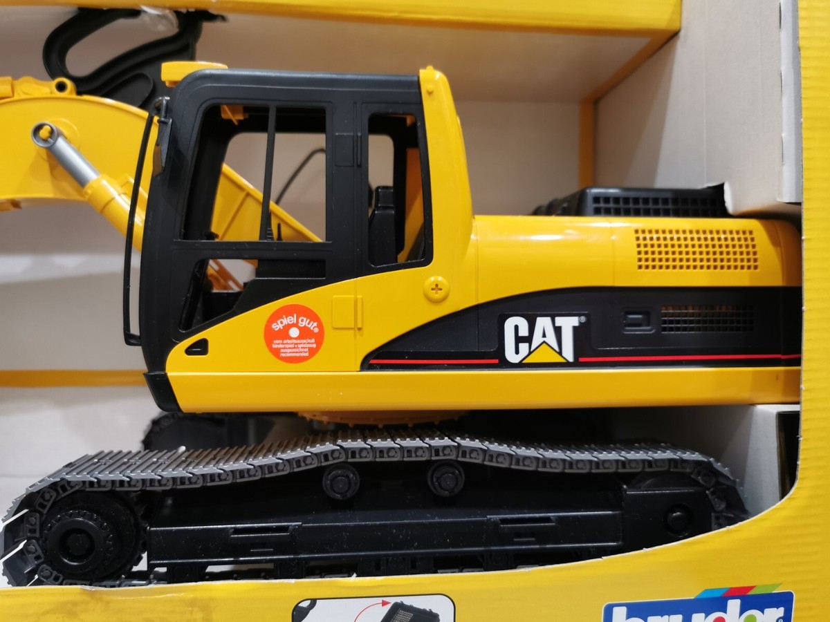 BRUDER 02439 Caterpillar CAT Excavator 1:16 Scale w/ Bonus Figure