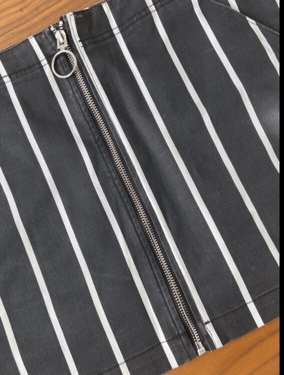 Volcom Mini Skirt Women’s Zip Front Black With White Stripes Size Small Rrp £50 - Image 3 of 4