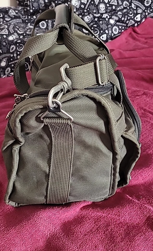 Bolso de viaje TUMI 261M3 verde para llevar al hombro 15" por 8" por 10" con bolsa Foto 4 de 4