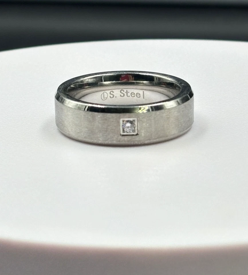 Anello fascia Acciaio Chirurgico con zircone misure 10, 11, 12, 13 - Immagine 2 di 4