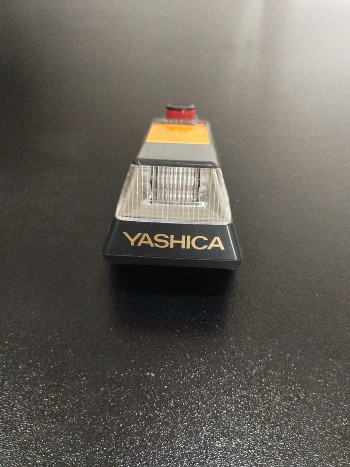 Macchina fotografica vintage Yashica 230-AF corpo e lampada - completamente non testata - Immagine 3 di 4